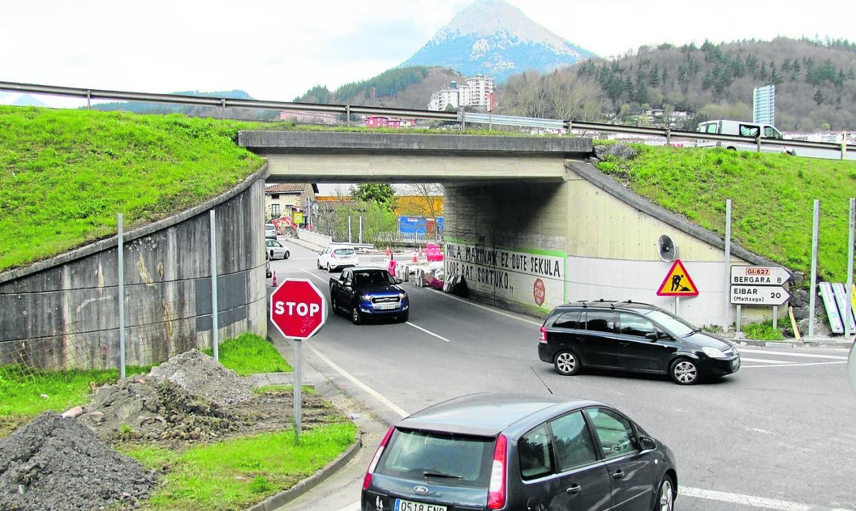 Auzotarrak de Musakola propone perforar un paso peatonal de 2,5x2,5 metros para uso peatonal en el talud de la derecha de la imagen. 