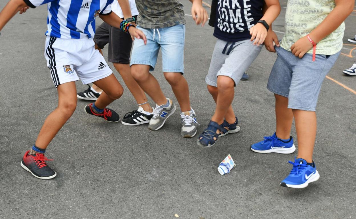 Un grupo de chavales juega en el patio de su centro escolar. 