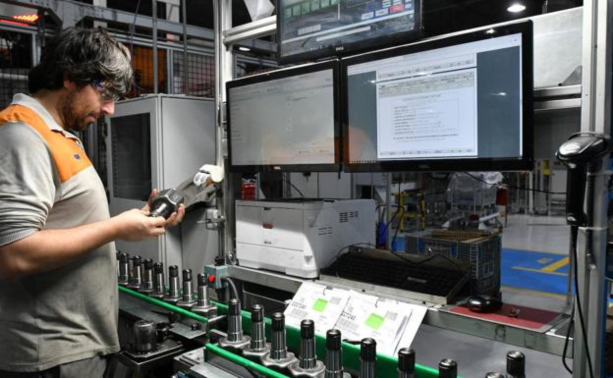 Empleado en una empresa del metal, sector del que nacio Geroa.