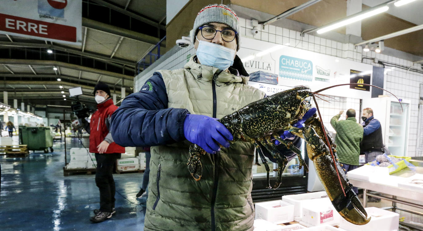 Un pescatero con un bogavante de cinco kilos. 