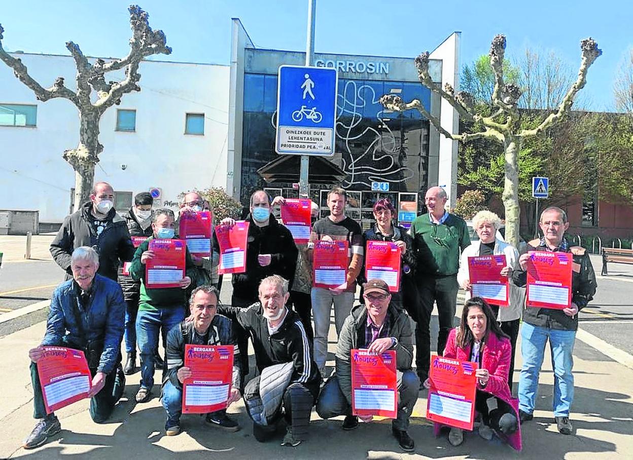 Representantes de los grupos sociales y municipales que sustentan el programa, en la presentación. 