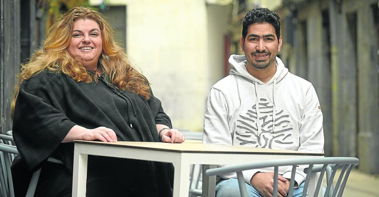 Ana Trapero, coordinadora del Programa Vacaciones en Paz, y Adnan Dahi, presidente del colectivo saharaui de Gipuzkoa. 