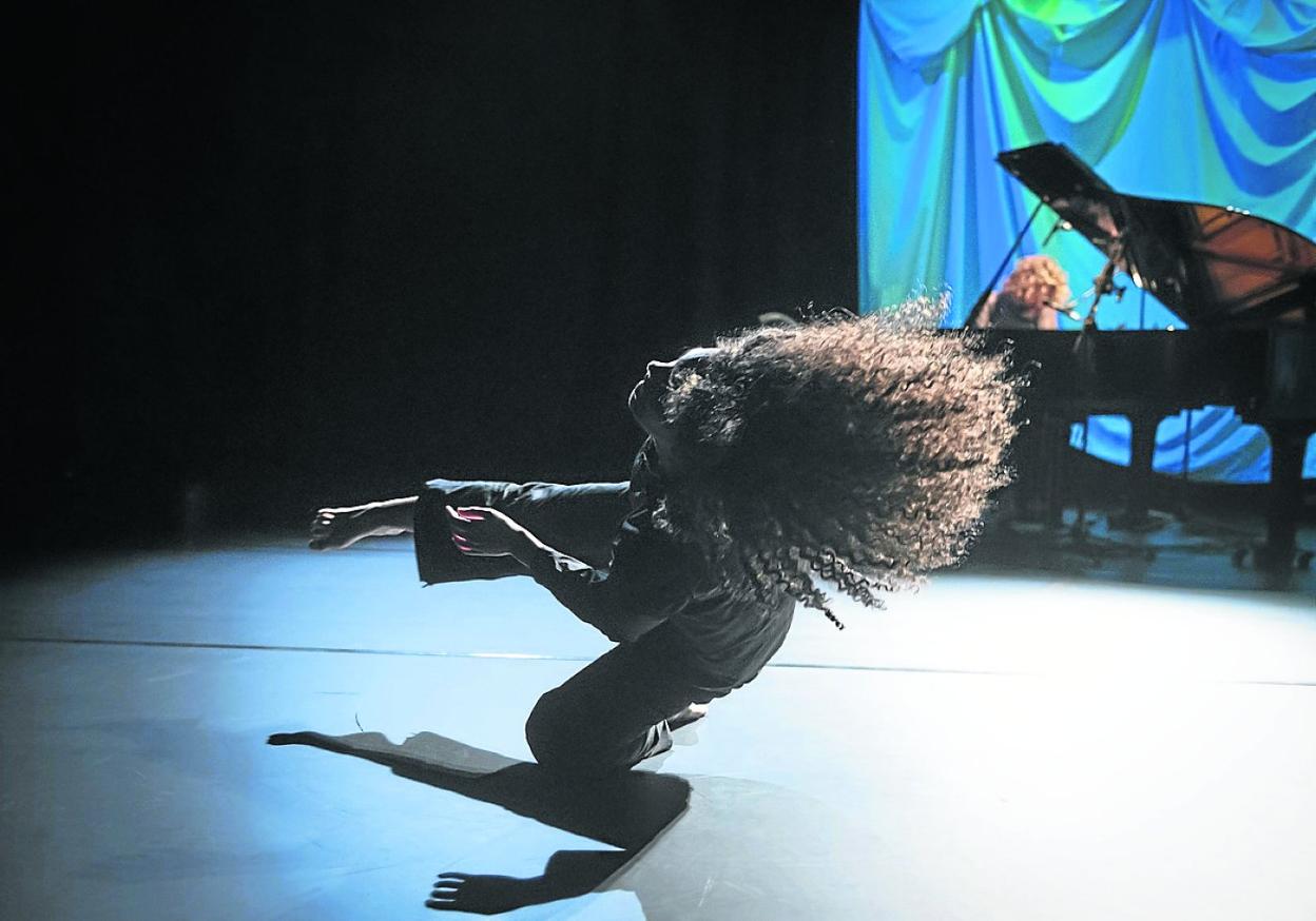 Amaia Elizaran, en un momento de la representación de 'Arima', con Liam O'Maonlaí al piano. 