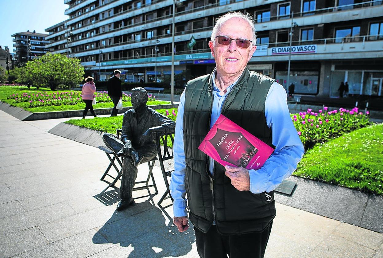 Pedro Ballaz Ventura, con su nuevo libro, ante la estatua de Luis Mariano. 