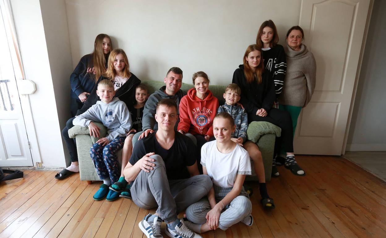 Cristina y Denys, en primer término, con los diez familiares ucranianos que han acogido en su casa de Irun.