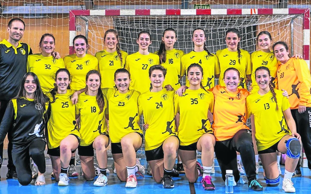 Sinergia Orio jubenil mailako nesken eskubaloi taldeak liga bikaina egin du 4ko finalerako sailkatzea lortuz.