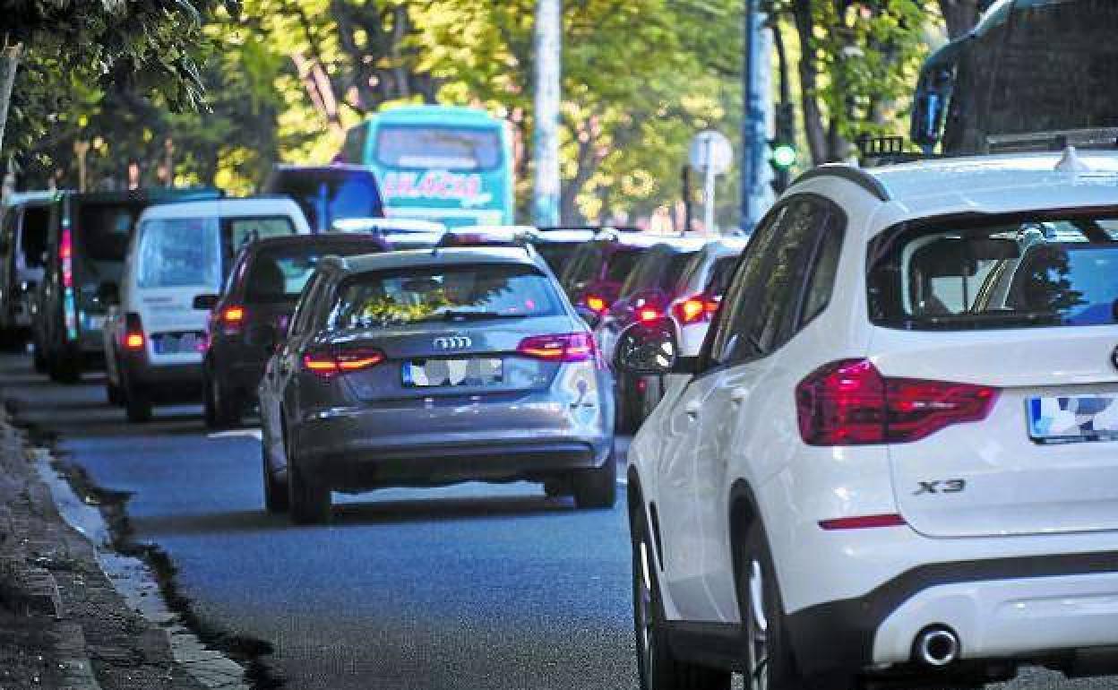 Tráfico denso en el Paseo de Bizkaia de Donostia. 