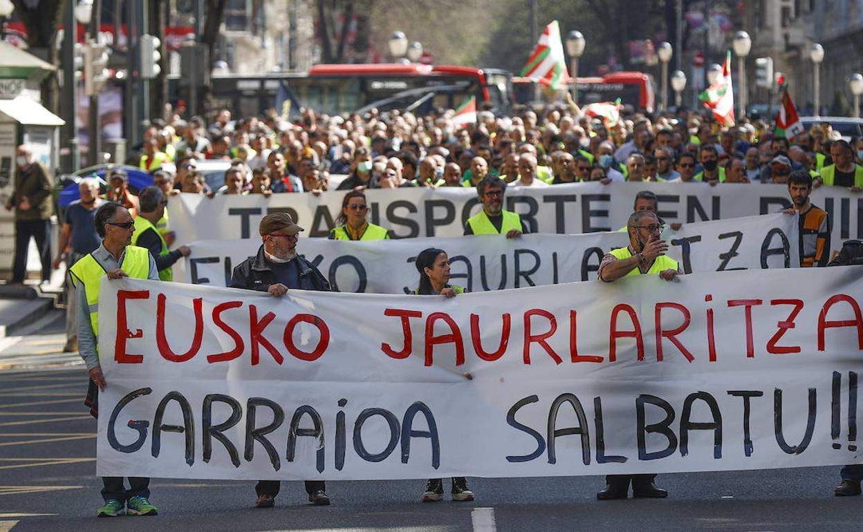 Manifestación de Hiru, ayer en la Gran Vía de Bilbao. 