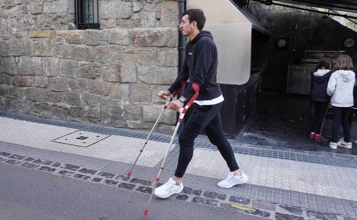 Mikel Oyarzabal sale del restaurante Xixario de Orio el pasado miércoles.