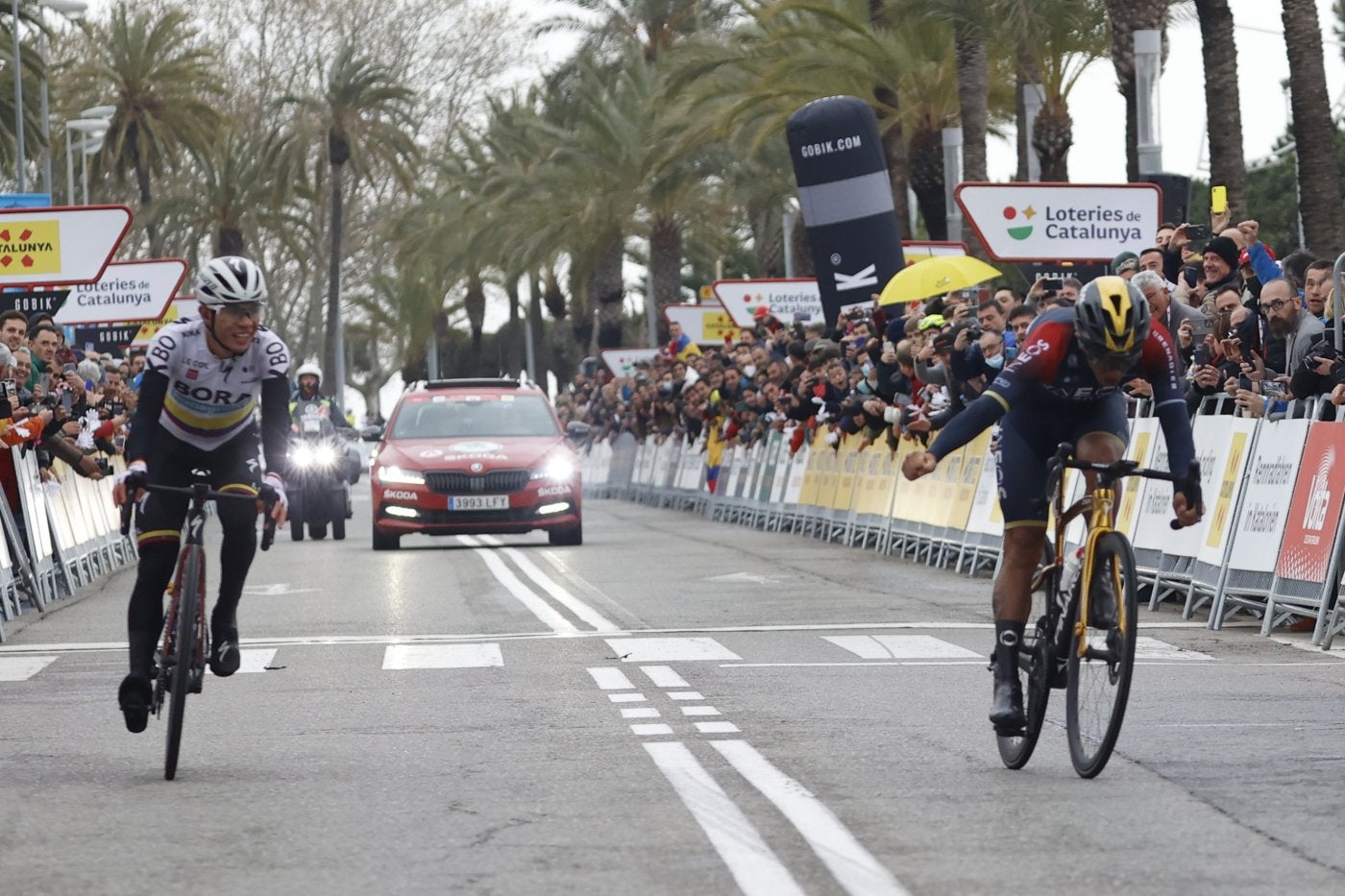 Sergio Higuita ve cómo Richard Carapaz le supera en la línea de meta de Cambrils y se anota la etapa. 