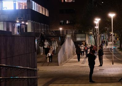 Imagen secundaria 1 - Los vecinos de Atocha han instalado, por iniciativa propia, unos focos en la entrada de sus portales para iluminar este punto crítico