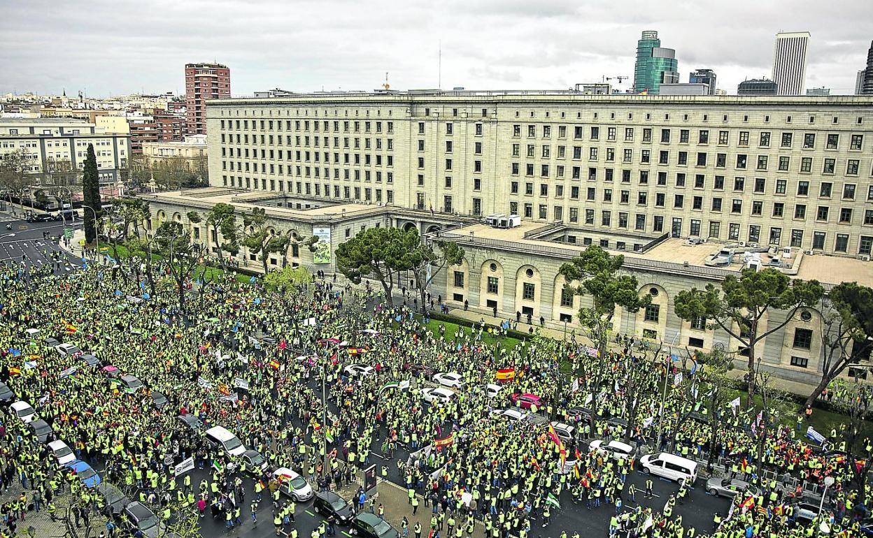 Manifestantes a las puertas del Ministerio de Transportes, ayer viernes en Madrid. 