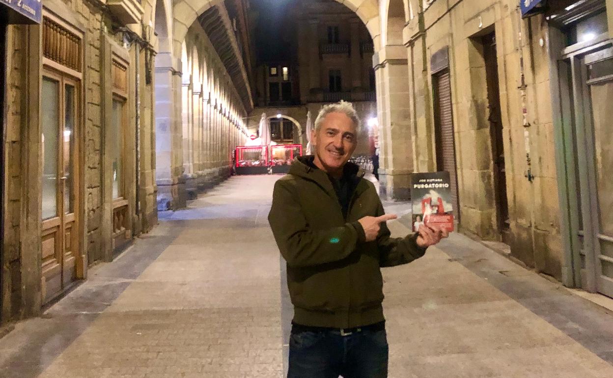 Jon Sistiaga por la Parte Vieja donostiarra tras la presentación de su primera novela. 