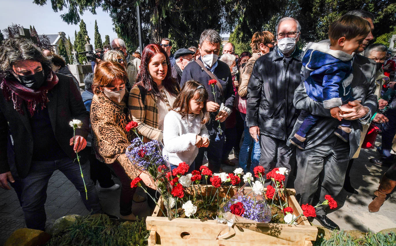 Fotos: Sentido homenaje a las víctimas de la Guerra Civil en Derio