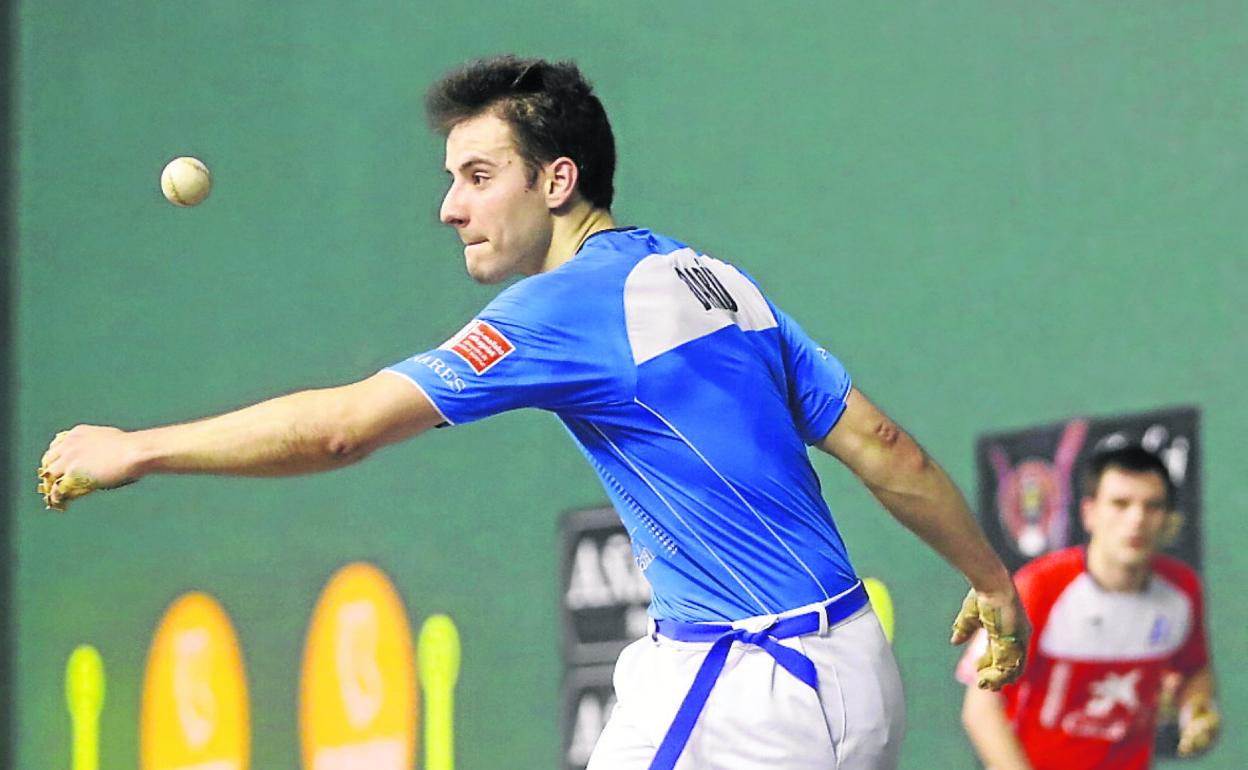 Darío ejecuta un saque con Elezkano II al fondo. 