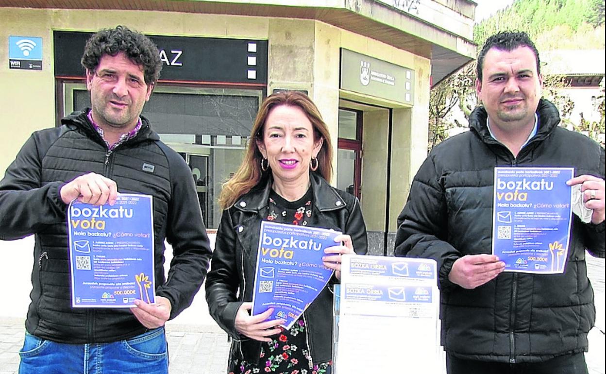 Los concejales Gaizka Eraña (EH Bildu), Anuska Ezkurra (PNV) y Aritz Murua (PSE-EE) presentaron la consulta ciudadana en el BAZ. 