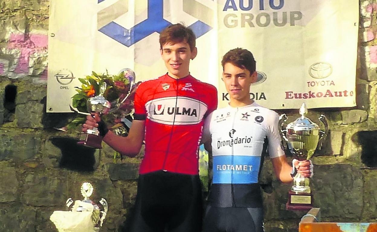 Unax Errasti eta Mikel Arrasate, Uzarragako podiumean. 