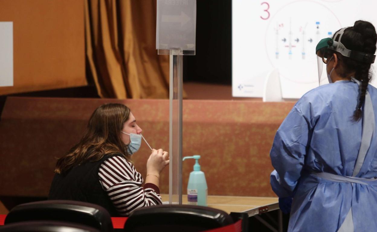 Una mujer se realiza un test de antígenos cuando se habilitó el edificio de la calle Andia. 