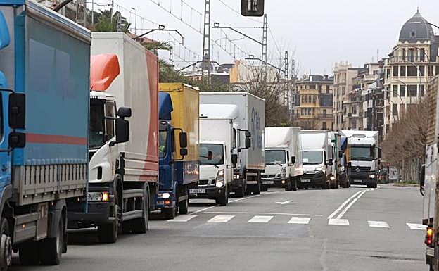 Protesta de los transportistas autónomos la semana pasada por el centro de Donostia. 