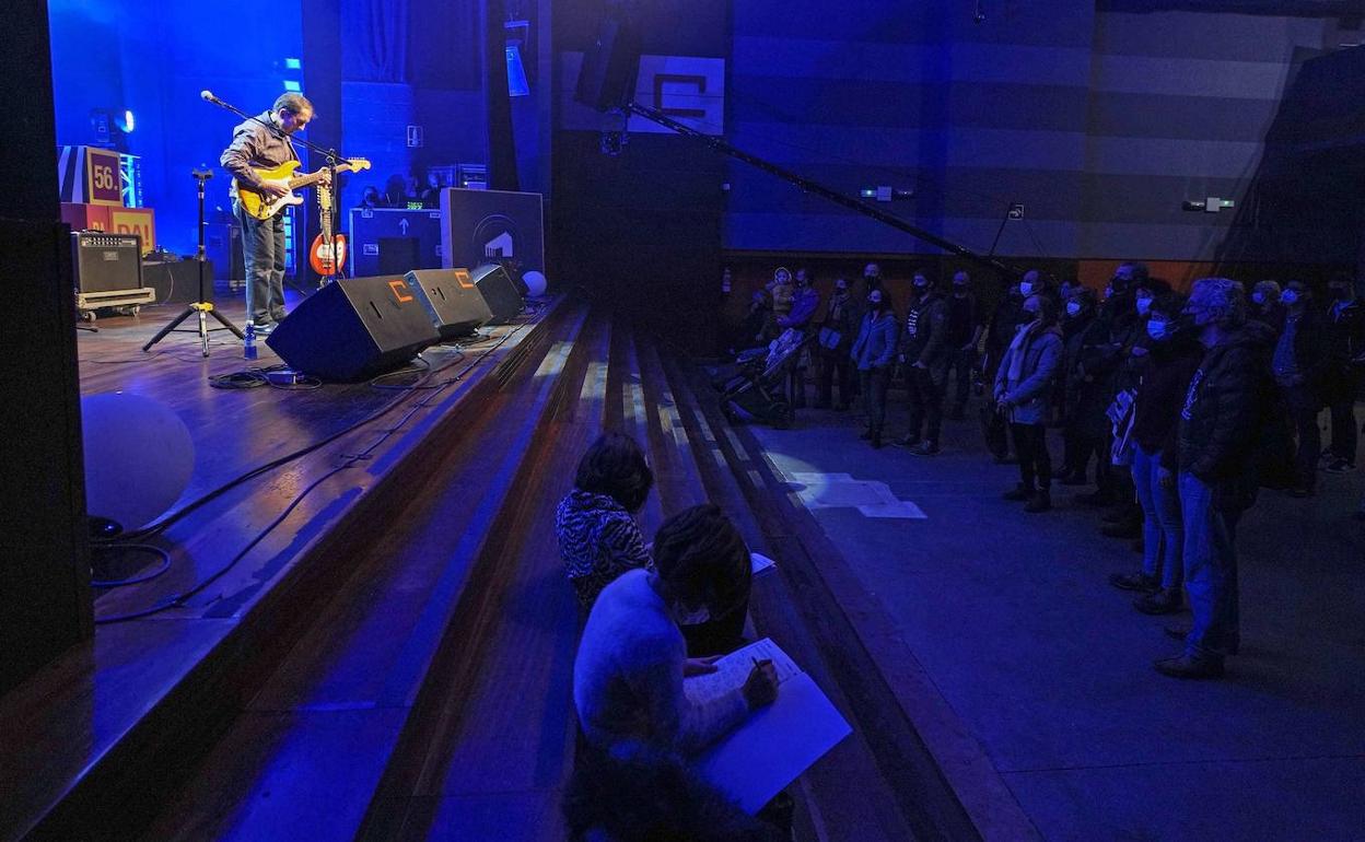 Bixente Martinez bere diskoa aurkezten iazko Durangoko Azokako Ahotsenean.