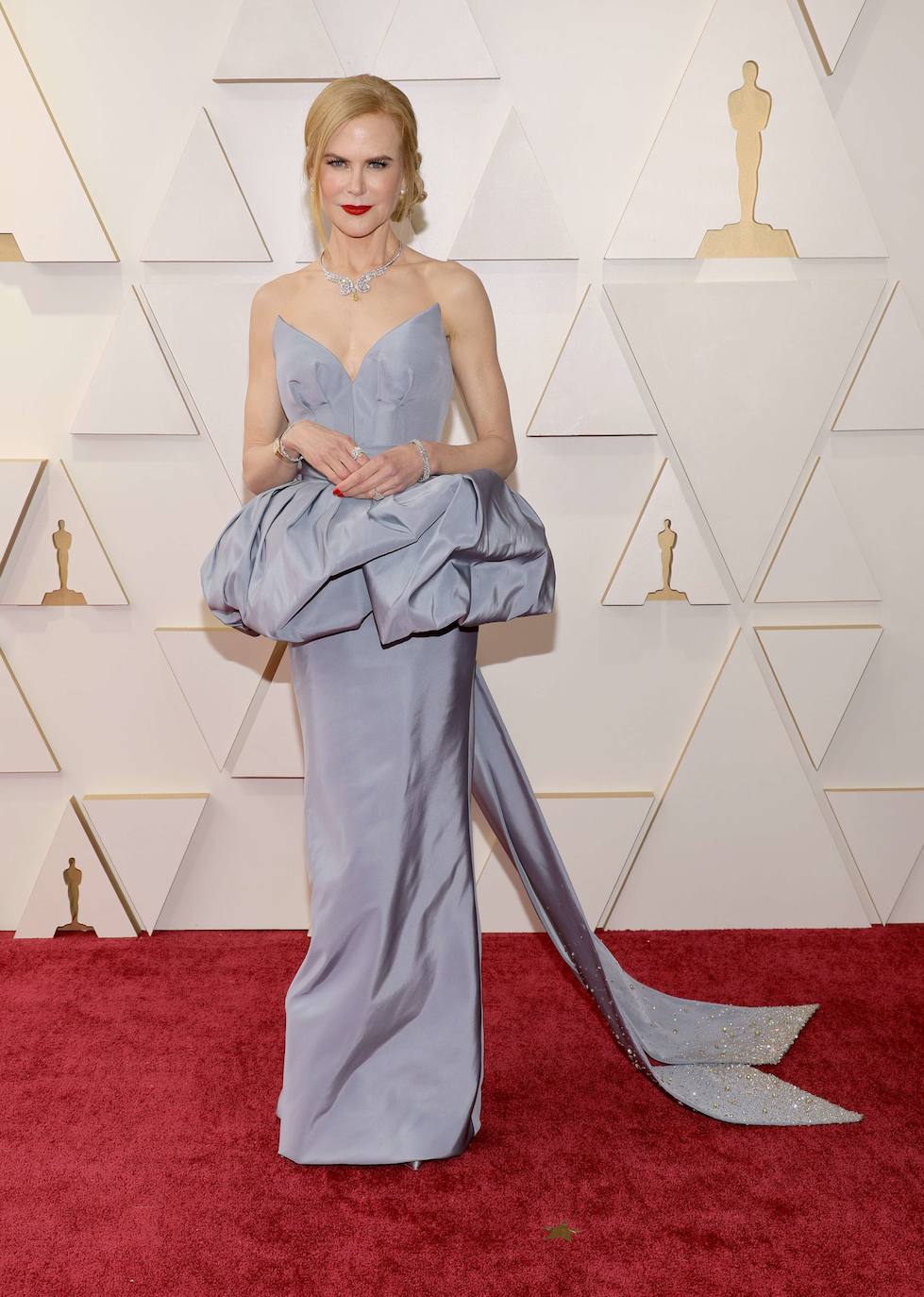 Nicole Kidman ha sido otra de las actrices más esperadas de la alfombra roja y no ha defraudado. La australiana ha optado por el 'Veri Pery' -el color del 2022 según el Instituto Pantone- en el vestido Armani Privé palabra de honor confeccionado en tafetán de seda. La actriz ha demostrado que el peplum no pasa de moda. Las joyas las ha firmado Harry Winston