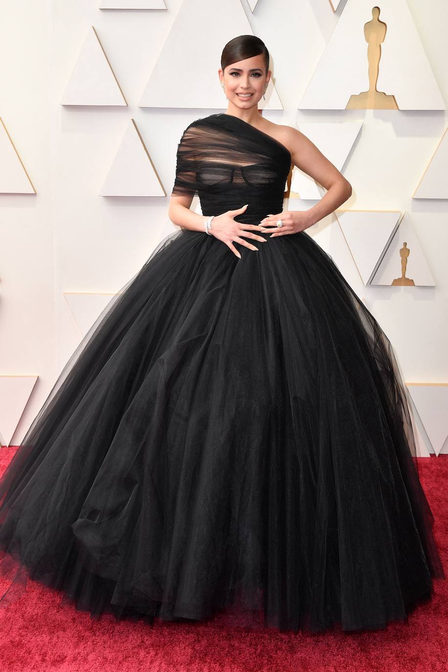 Sofía Carson, con un espectacular vestido de tul negro creado -como no podía ser de otra manera- por Giambattista Valli, también ha participado en la retransmisión de la alfombra roja por el canal ABC