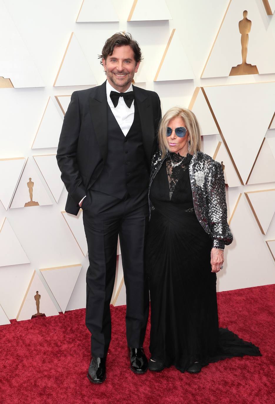 Bradley Cooper ha vuelto a enamorar a propios y a extraños con un elegante esmoquin negro a contraste con la camisa blanca, la pajarita XL y un perfecto chaleco. El actor ha llegado acompañado por su madre