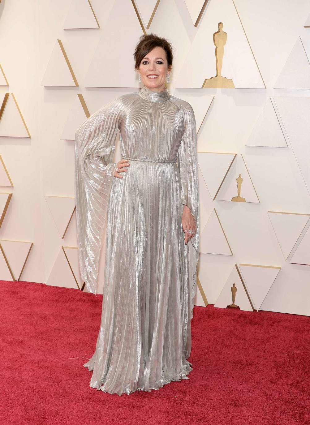 Olivia Colman ha seleccionado un vestido plata plisado y ceñido a la cintura de Dior