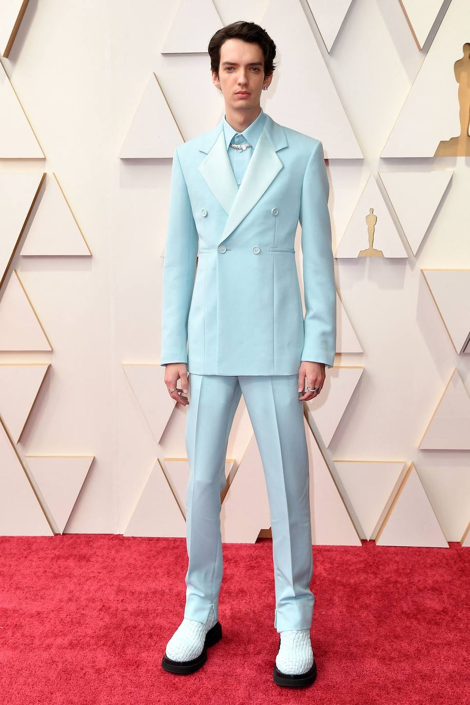 Kodi Smith Mc Phee ha sido uno de los actores más atrevidos y rompedores de la noche con este traje azul cielo diseñado por Bottega Veneta y joyas de Cartier. La clásica pajarita -o corbata- la ha sustituido por un collar