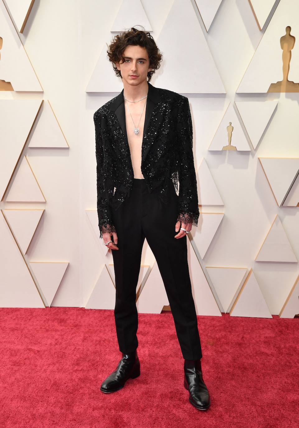 Timothee Chalamet ha roto todas las reglas de la noche con un traje de 'paillettes' de Louis Vuitton. Ha posado sin camisa dejando todo el protagonismo del estilismo a la firma francesa