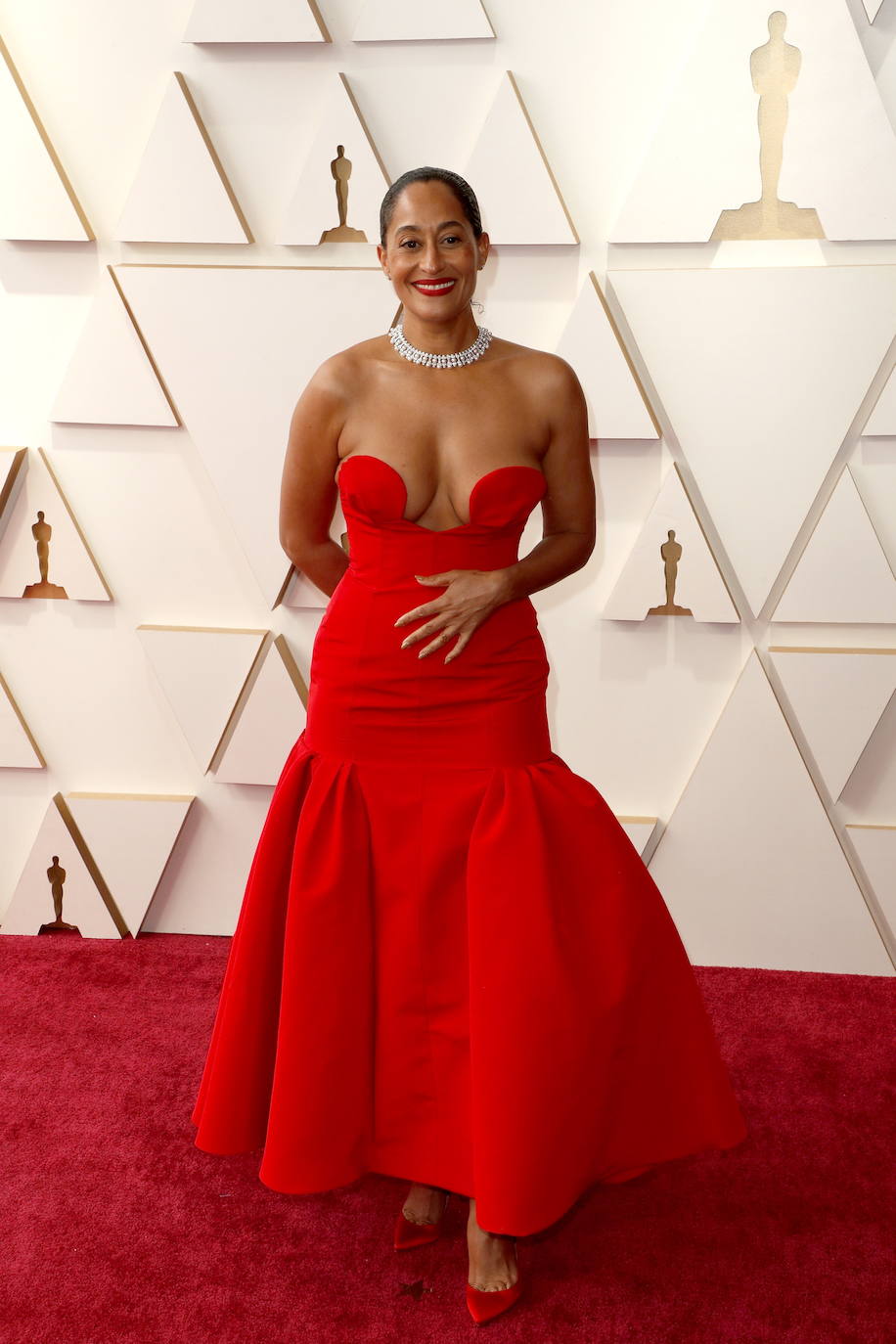 El espectacular escote, el rojo pasión y el volumen de la falda creada por Carolina Herrera ha sido más que impactante. Tracee Ellis Ross ha rematado el estilismo con unas joyas de ensueño de Niwaka