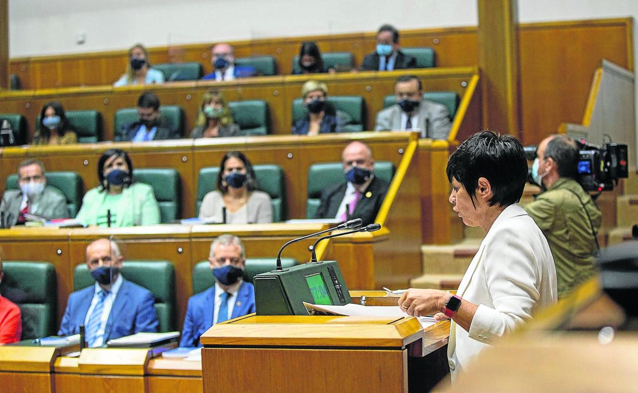 La portavoz parlamentaria de EH Bildu, Maddalen Iriarte, en la tribuna del Parlamento Vasco en un pleno reciente. 