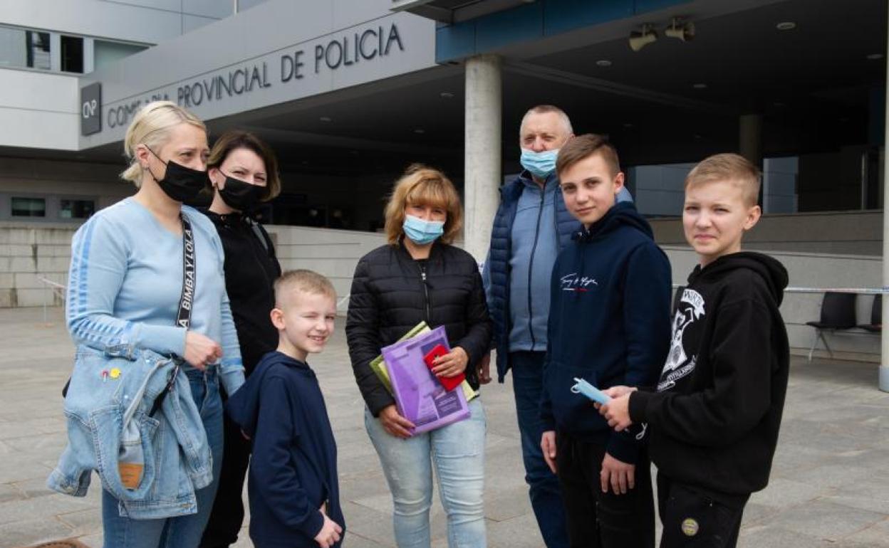Una familia ucraniana sale de la comisaría de la Policía Nacional en Gipuzkoa tras tramitar la protección.