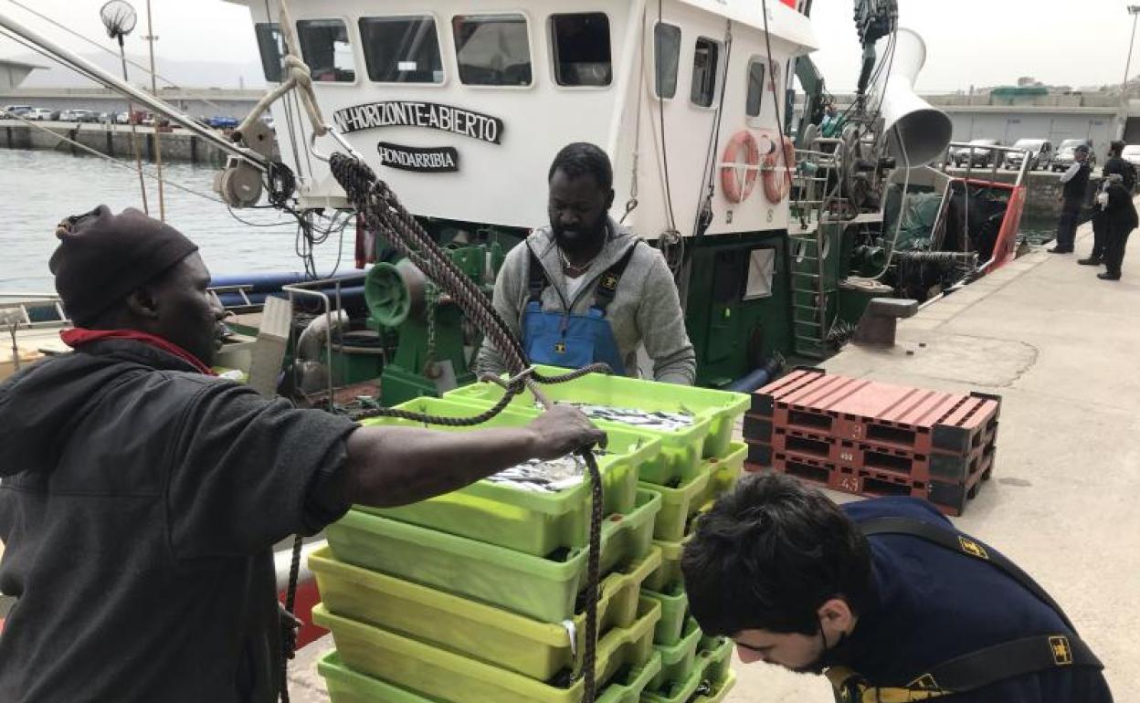 Pescadores a punto de salir a faenar en el puerto de Hondarribia 