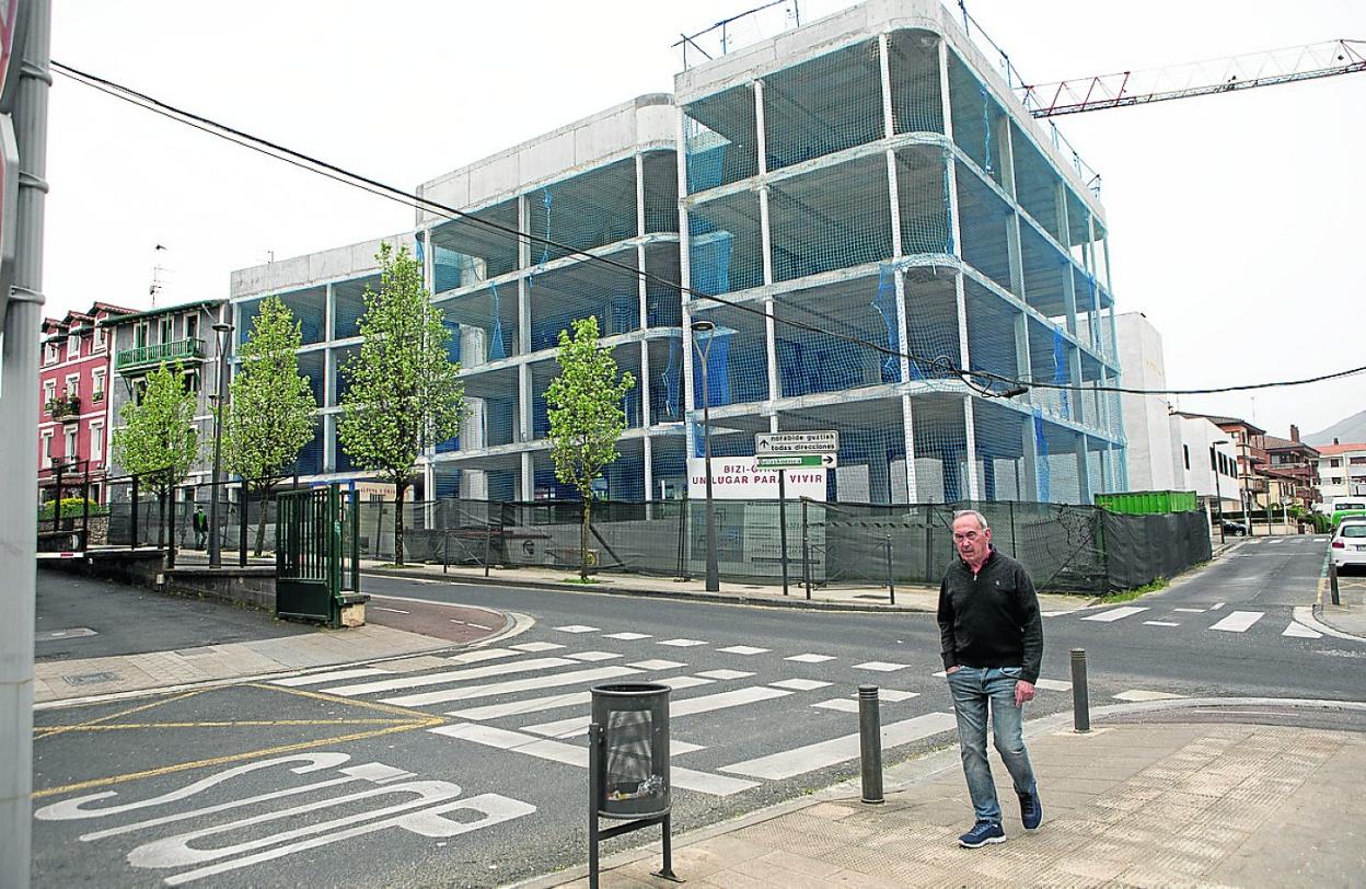 La obra del edificio de Alberto Larzabal-Aduana se detuvo de nuevo a comienzos de este año. 