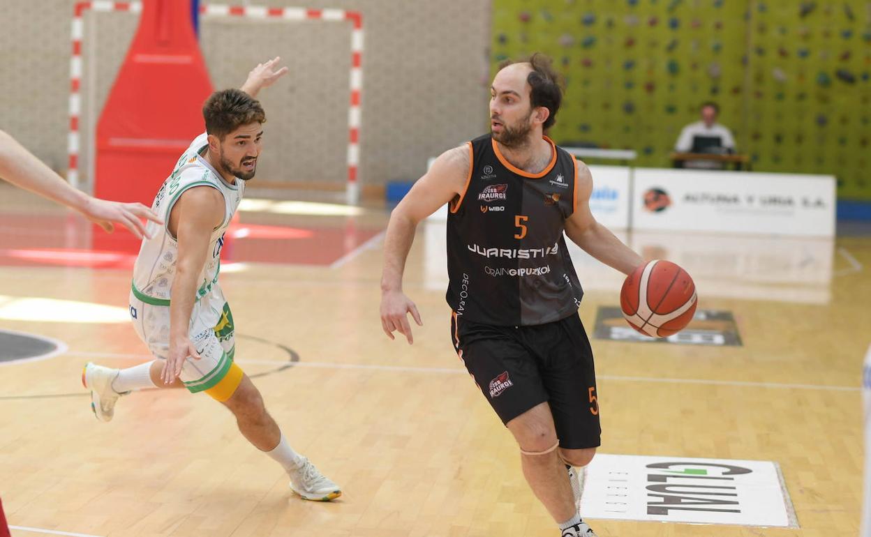 Una victoria sacaría hoy de los puestos de descenso al Juaristi. 