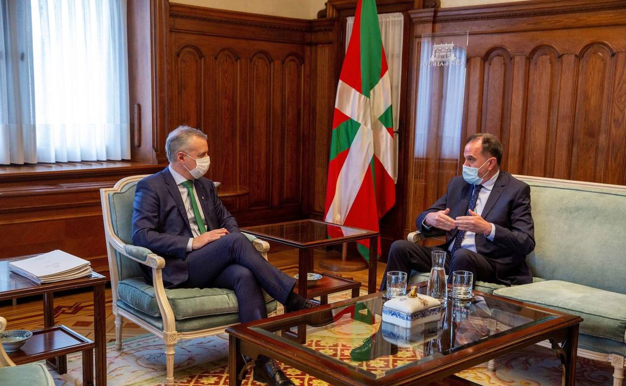 Urkullu conversa con Iturgaiz en un encuentro en 2021.