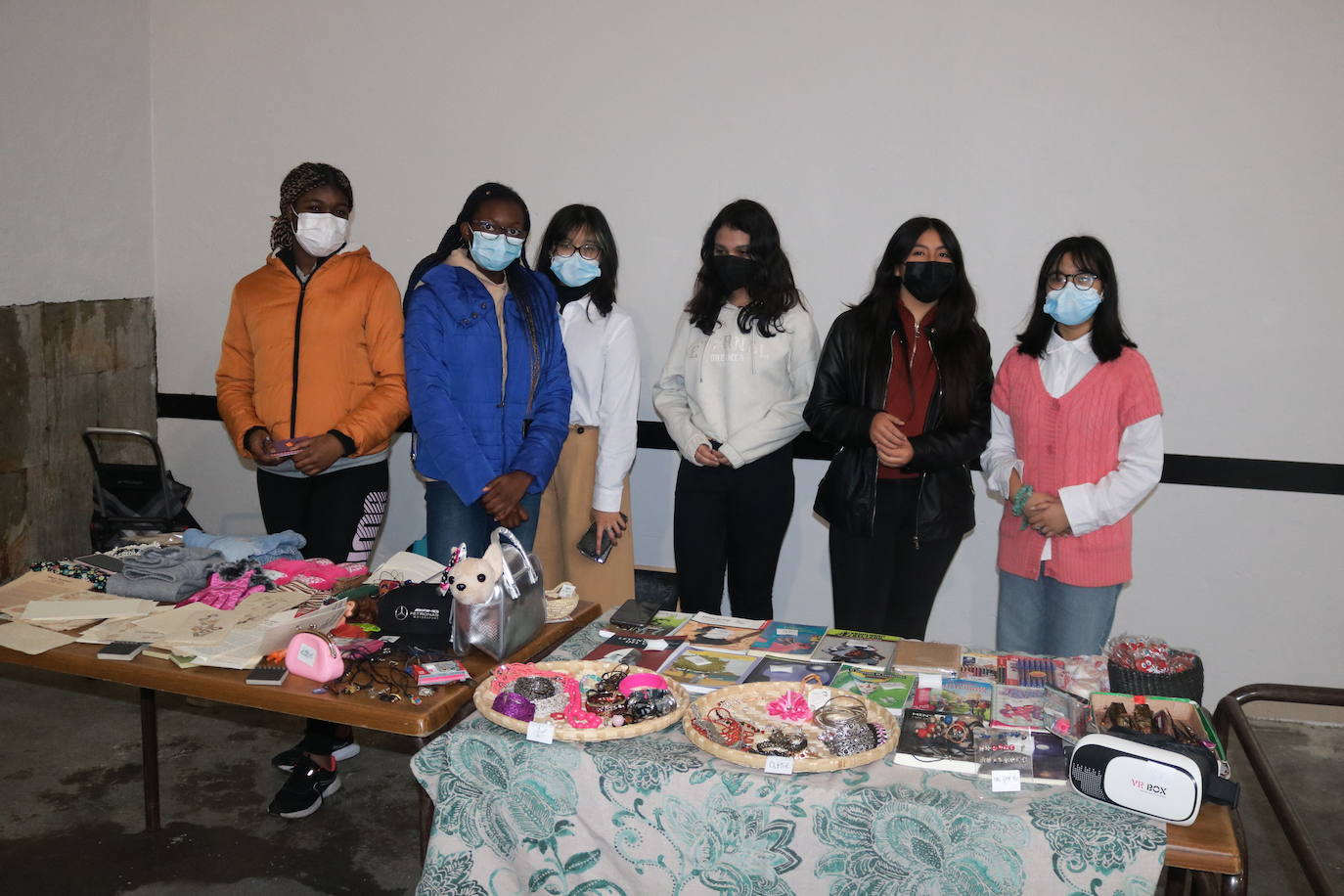 En el mercadillo de segunda mano.