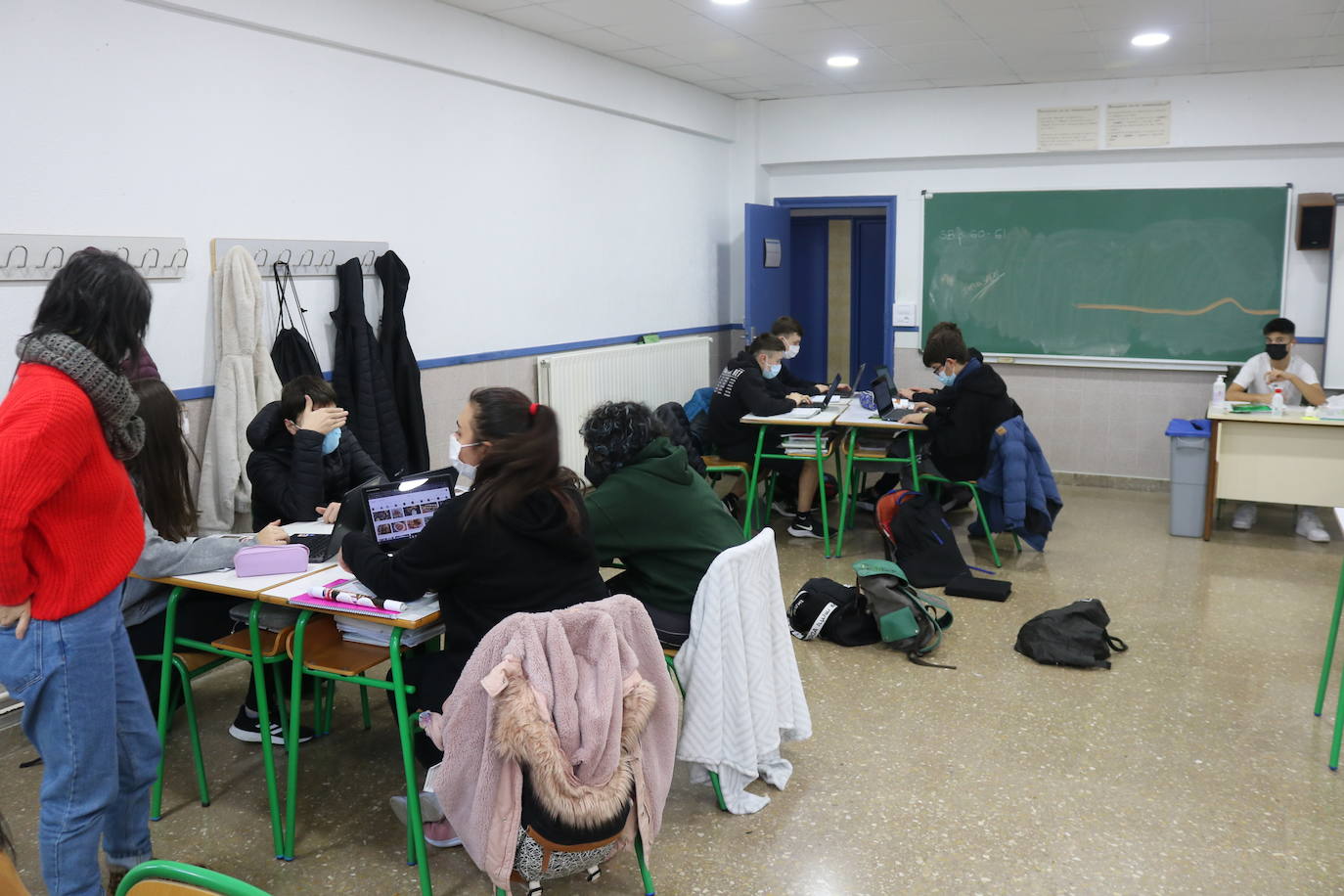 Alumnos de Secundaria de Oianguren, trabajando en el proyecto de Gure Eskola.