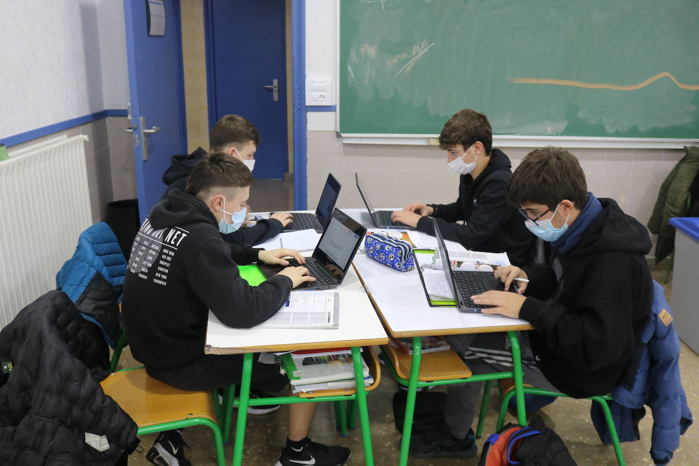 Alumnos de Secundaria de Oianguren, trabajando en el proyecto de Gure Eskola.