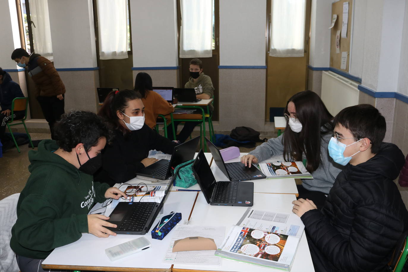 Alumnos de Secundaria de Oianguren, trabajando en el proyecto de Gure Eskola.