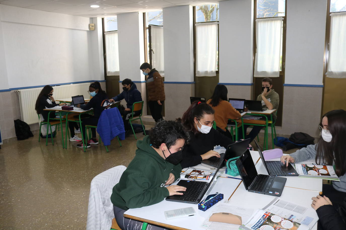 Alumnos de Secundaria de Oianguren, trabajando en el proyecto de Gure Eskola.