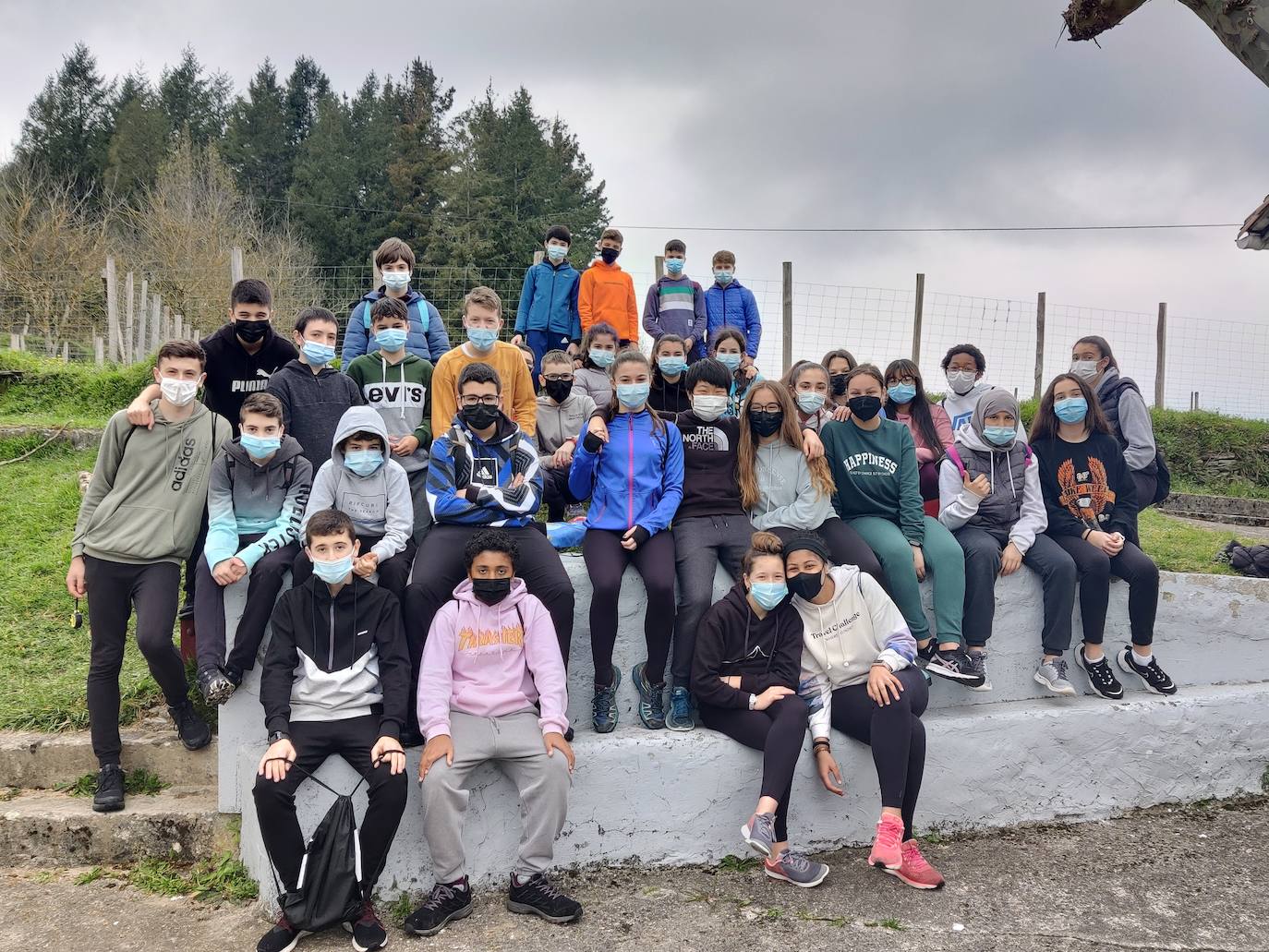 Alumnos de Secundaria de Oianguren, en una excursión al monte.