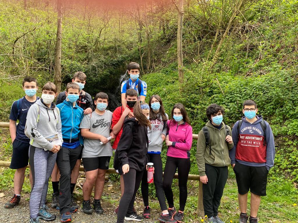 Alumnos de Secundaria de Oianguren, en una excursión al monte.