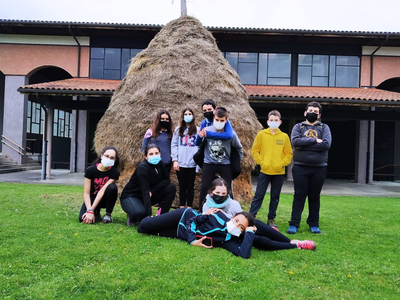 Alumnos de Secundaria de Oianguren, en una excursión al monte.
