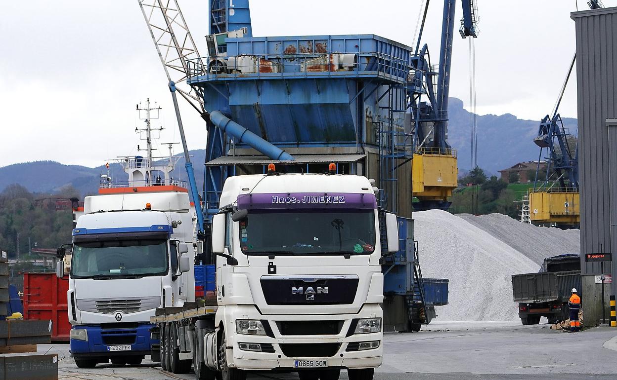 Los camioneros volverán hoy al Puerto de Pasaia. 