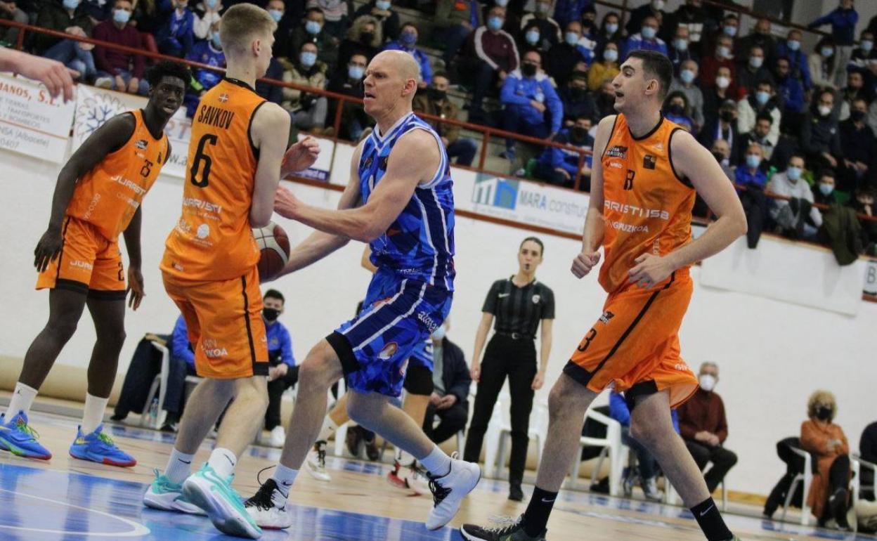 Savkov y Grabauskas, durante el Almansa.-Juaristi de este miércoles.