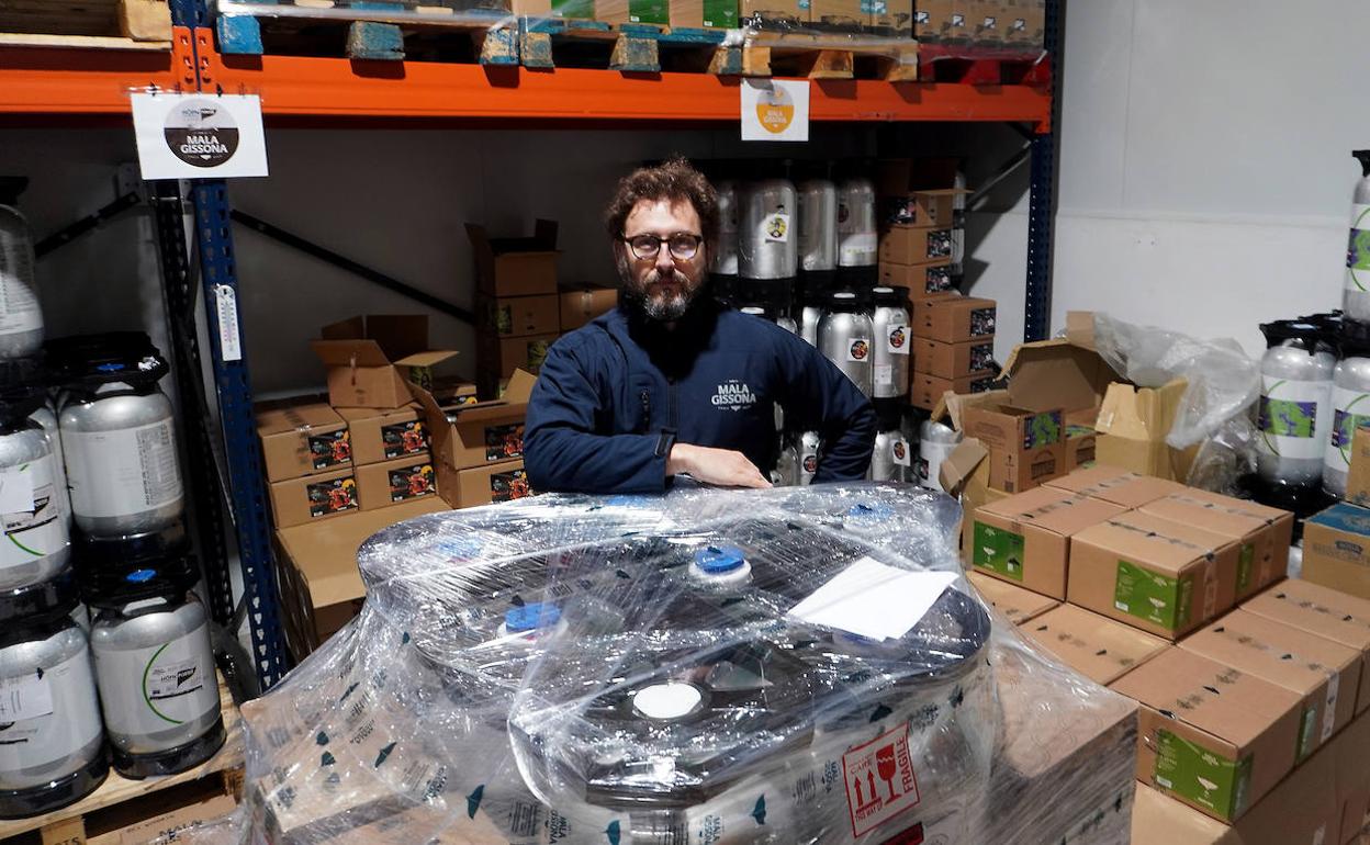 Rubén Irisarri, de Mala Gissona, sobre un pedido de cervezas pendiente de ser enviado. 