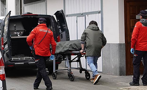 Zaldibia llora a Soledad y al pequeño Dylan