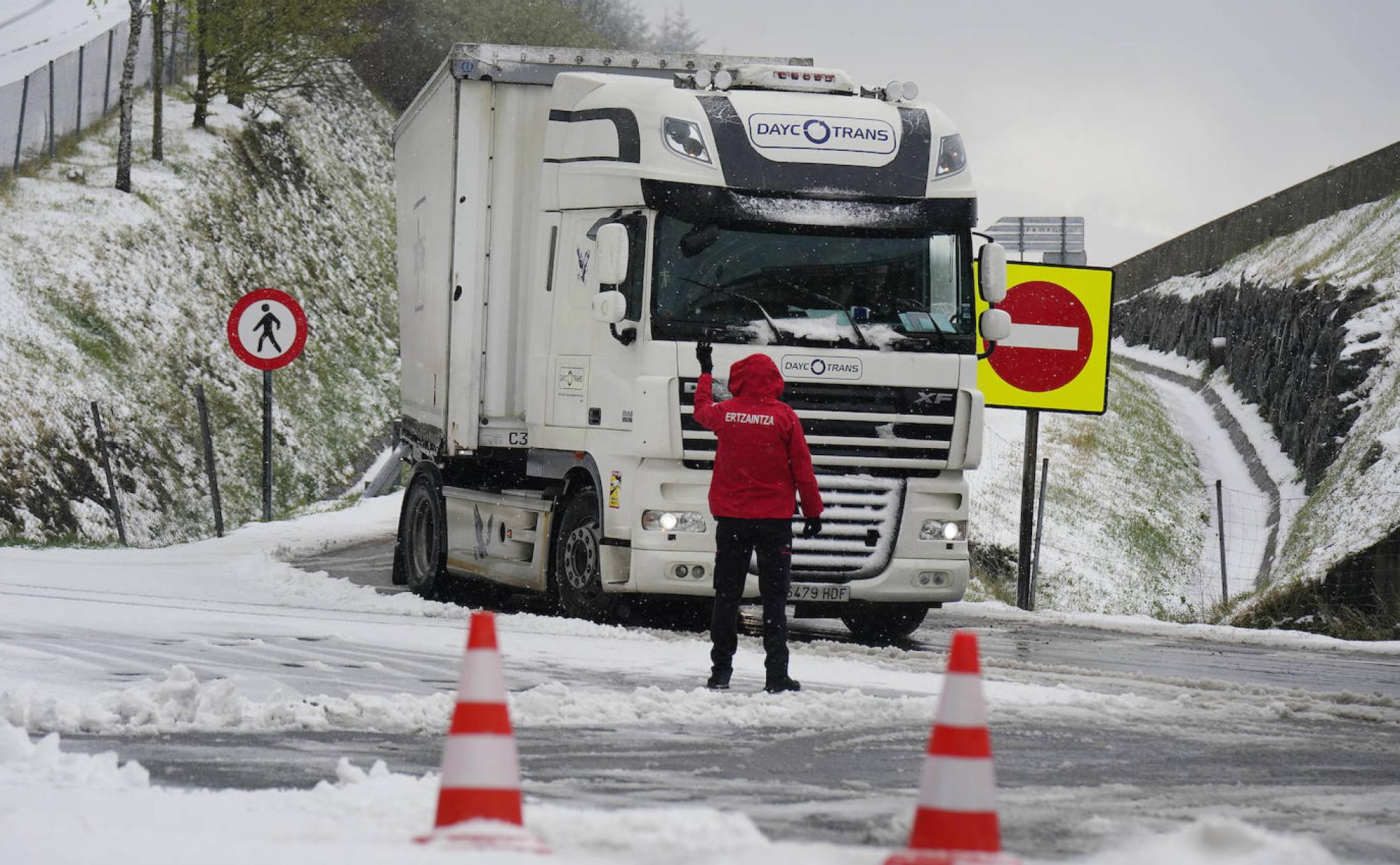 Alerta naranja: El Tiempo en Gipuzkoa: Se eleva a naranja la alerta y la nieve obliga a cerrar a A-15